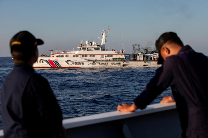 Des gardes-côtes philippins bloqués par un navire de leurs homologues chinois, en mer de Chine méridionale, le 5 mars 2024.