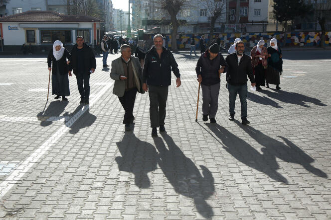 Des gens arrivent dans un bureau de vote lors des élections locales à Diyarbakir, en Turquie, le 31 mars 2024.