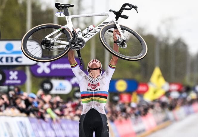 Mathieu Van der Poel al finalizar la Vuelta a Flandes, en Oudenaarde (Bélgica), el 31 de marzo de 2024.