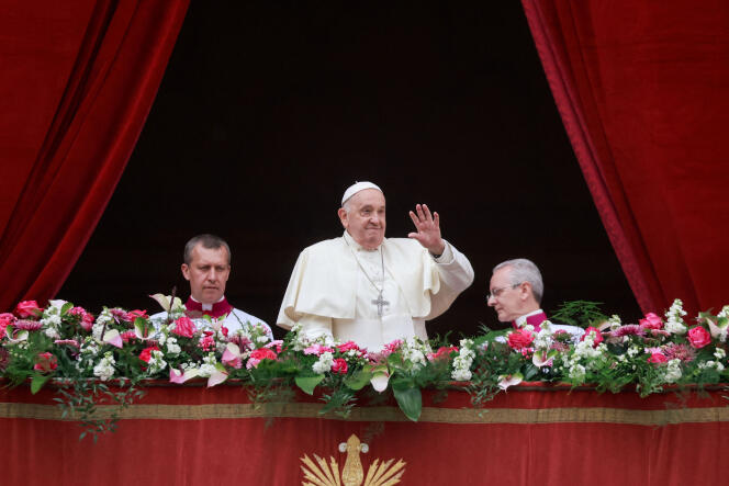 Le pape François salue la foule le jour où il délivre son message « urbi et orbi », place Saint-Pierre, au Vatican, le 31 mars 2024. 