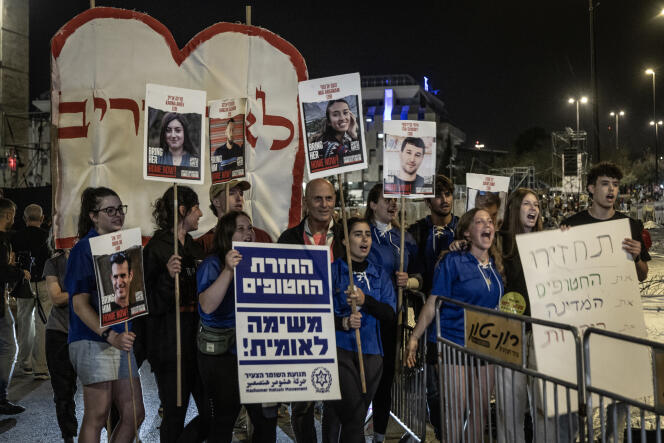 Des manifestants réclamant la démission de Netanyahu et la libération des otages détenus par le Hamas, devant la Knesset, à Jérusalem, le 31 mars 2024.