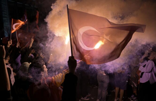 Des partisans du principal mouvement d’opposition, le Parti républicain du peuple (CHP), fêtent leur victoire après les élections municipales en Turquie, à Istanbul, le 31 mars 2024. 