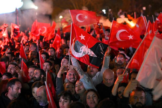 Partidarios del Partido Popular Republicano (CHP) frente al edificio municipal principal después de las elecciones municipales de Turquía, en Estambul, el 31 de marzo de 2024.