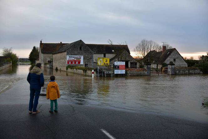 Une route inondée près de La Roche-Posay (Vienne), le 31 mars 2024.