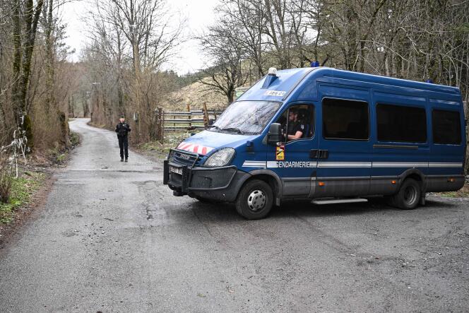 Policía en una carretera cercana al lugar donde se encontraron los huesos de Emile, cerca de la aldea de Haut-Vernet (Alpes-de-Haute-Provence).