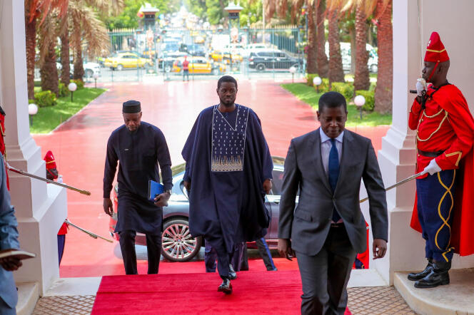 Le nouveau président du Sénégal, Bassirou Diomaye Faye (au centre), au palais présidentiel de Dakar, le 28 mars 2024.