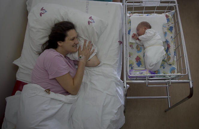 Aleksandra Milenovic et son bébé d’un jour, Milica, à la clinique obstétrique et gynécologique Narodni Front, à Belgrade, le 31 juillet 2018.