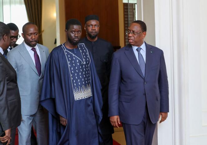 Le président élu sénégalais Bassirou Diomaye Faye (au centre) rencontre le président sortant Macky Sall (à droite), accompagné de l'opposant Ousmane Sonko (deuxième à droite), au palais présidentiel de Dakar, le 28 mars 2024. 