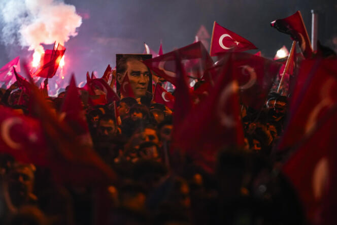 Les partisans du maire d’Istanbul et candidat du Parti républicain du peuple (CHP), Ekrem Imamoglu, célèbrent sa réélection devant l’hôtel de ville d’Istanbul, en Turquie, dimanche 31 mars 2024.