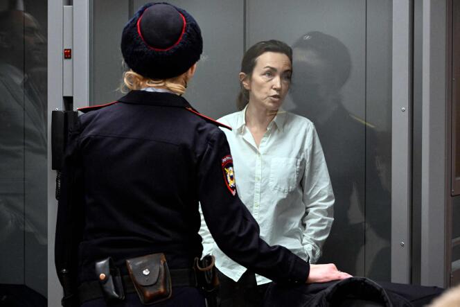 Alsou Kurmasheva, journaliste russo-américaine de Radio Free Europe/Radio Liberty (RFE/RL), assiste à une audience sur la prolongation de sa détention provisoire, au tribunal soviétique de Kazan, le 1er avril 2024.