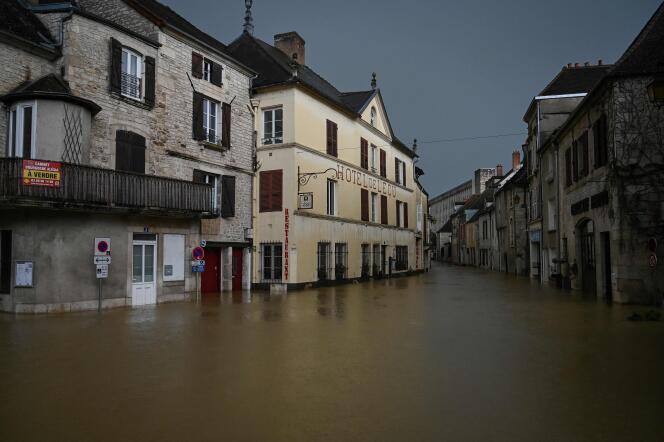Une rue inondée, à Montbard (Côte-d'Or), le 1er avril 2024.