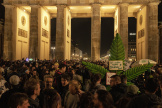 Des fumeurs de cannabis se sont réunis devant la porte de Brandebourg, à Berlin, le 1er avril 2024. 