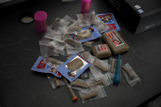 Des sacs de drogue saisis par la police, dans les quartiers nord de Marseille, le 11 décembre 2023.