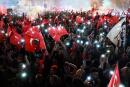 Les militants du Parti républicain du peuple célèbrent les élections, à Istanbul, le 31 mars 2024.