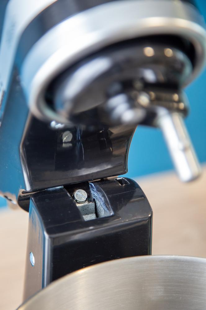Une vis située dans le corps des Kitchenaid permet de régler la hauteur de la tête motorisée
