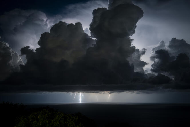 Violent orage au large de L’Ile-Rousse (Haute-Corse), dans la nuit du 18 au 19 aout 2022.