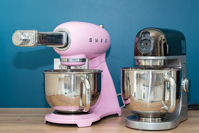 Comme leur connecteur externe est identique, les robots Smeg et Kenwood peuvent partager leurs accessoires, comme ici, un laminoir à pâtes
