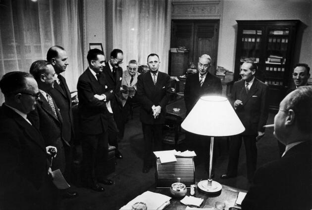 A rally in the director's office at Le Monde. From left to right: Robert Gaultier, Jean Lahitte, Bernard Lauzanne, André Fontaine, Jean Schwoebel, Paul Duchateau, Jacques Fauvet, André Chênebenoit, Marcel Tardy, Jean Planchais, and Hubert Beuve-Méry in Paris, France, in 1958.