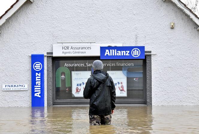 Devant le local inondé des assurances Allianz, à Neuville-sous-Montreuil (Pas-de-Calais), le 3 janvier.