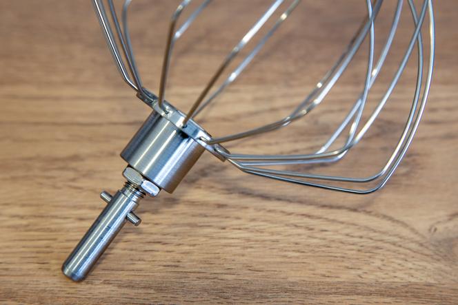 Pour régler la hauteur du fouet et du batteur du robot Kenwood, il suffit de dévisser l’écrou, et de sortir plus ou moins la tige en acier.