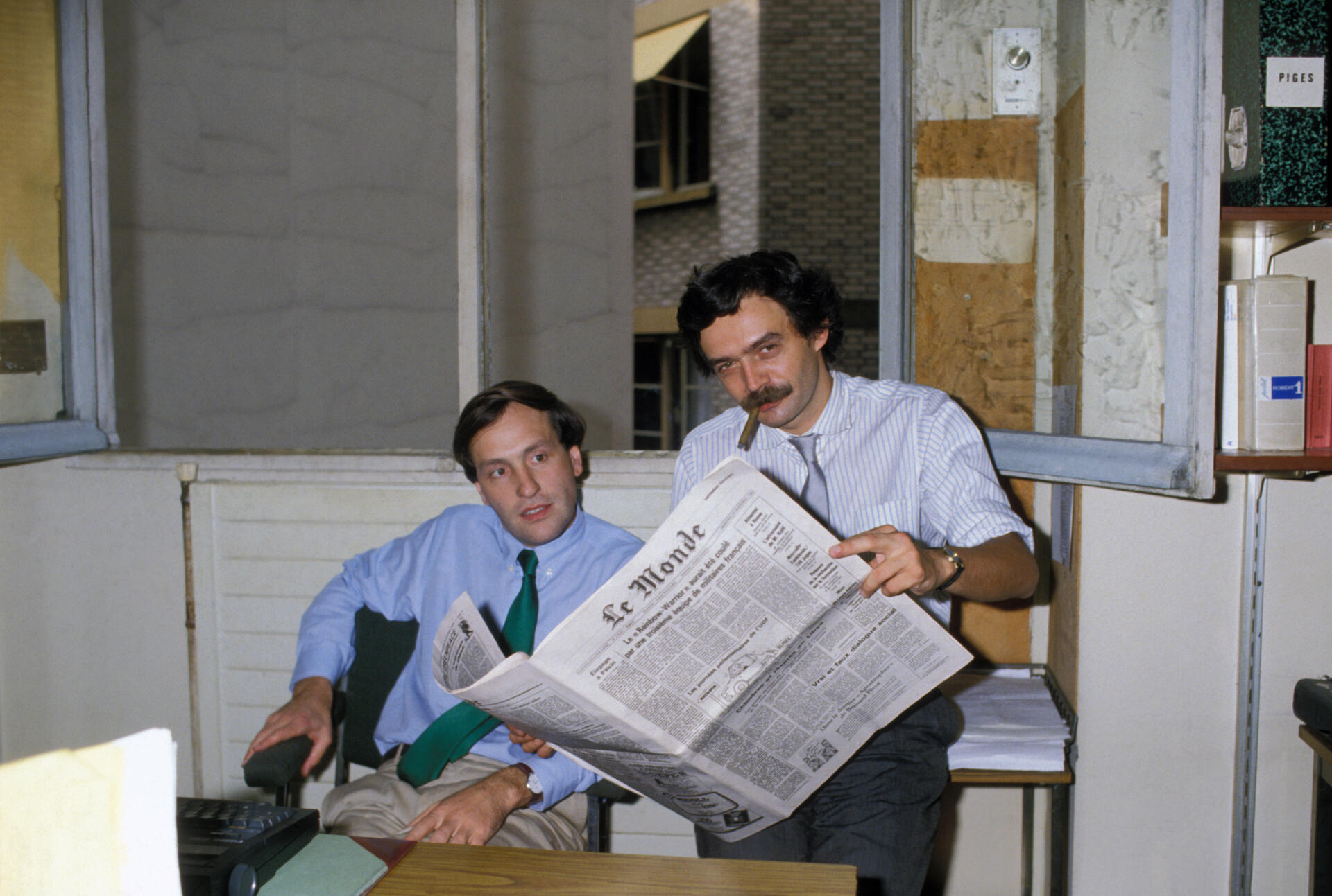 Bertrand Legendre et Edwy Plenel, journalistes au « Monde », lors de l’affaire Greenpeace, à Paris, le 20 septembre 1985.