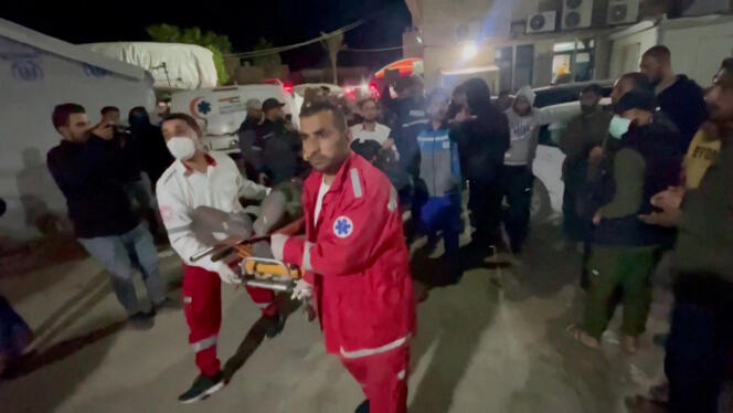 Le corps d'un humanitaire de l'ONG américaine World Central Kitchen transporté par des ambulanciers, à Deir Al-Balah, Gaza, le 1er avril 2024.