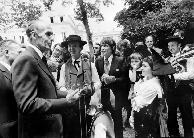 Le Monde's Thomas Ferenczi (in the background, wearing glasses), at the first garden party held by President Valéry Giscard d'Estaing at the Elysée Palace, on July 14, 1974.