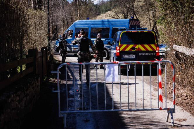 Les gendarmes sécurisent le périmètre autour du Haut-Vernet, trois jours après la découverte des ossements d'Emile, disparu à l'âge de 2 ans et demi, le 2 avril 2024.