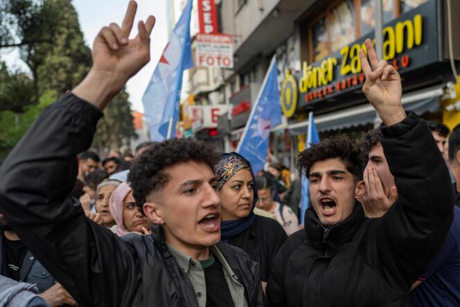 Les partisans du parti prokurde DEM manifestent leur colère à Istanbul, après l'invalidation de l'élection d'Abdullah Zeydan, mardi 2 avril 2024.