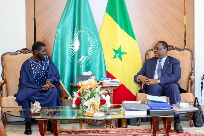 Le chef de l'Etat sortant, Macky Sall (à droite), et le nouveau président élu, Bassirou Diomaye Faye, au palais présidentiel de Dakar, le 28 mars 2024.