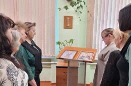 Des enseignants du Kamtchatka piégés par l’artiste Vladislav Bokhan, devant les icônes de « saint Stepan » et « sainte Svetlana », qu’ils ont imprimées et encadrées eux-mêmes, en février 2024.