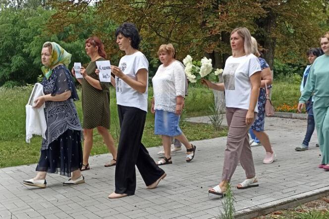 Des enseignantes de la ville de Klin (Russie) piégées par l’artiste Vladislav Bokhan participent à une procession religieuse, en août 2023. Sur les pancartes : « Dieu est nous » et « Tout pour la victoire ».