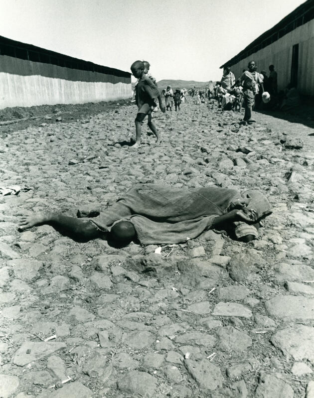 A son paroxysme, la famine éthiopienne a fait chaque jour des centaines de victimes, dont beaucoup sont mortes seules, comme ce jeune garçon sous la couverture. A Korem, en Ethiopie, en 1984.