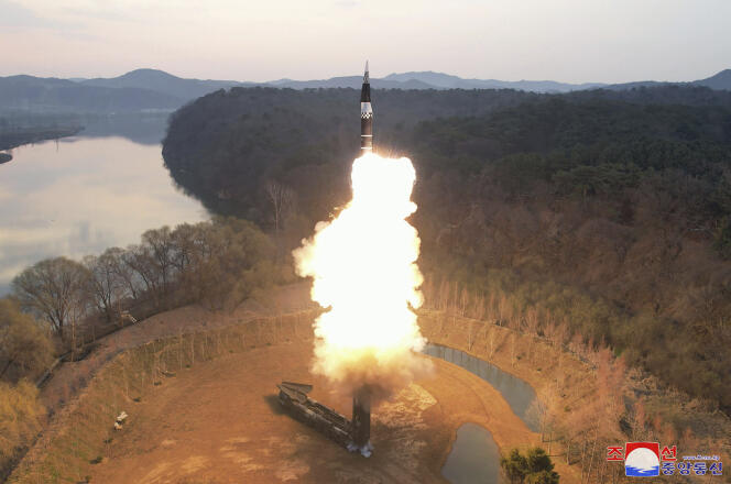 Cette photo fournie par le gouvernement nord-coréen montre le tir d'essai de ce qu'ils appellent un missile balistique à portée intermédiaire, à la périphérie de Pyongyang, le 2 avril 2024.