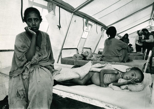 Une mère allaitant son enfant, à l’hôpital de la Croix-Rouge, à Korem, en Ethiopie, en 1985.
