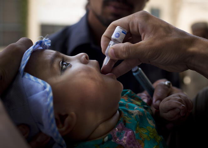 2012 年 5 月 30 日，巴基斯坦白沙瓦，一名婴儿正在接种脊髓灰质炎疫苗。