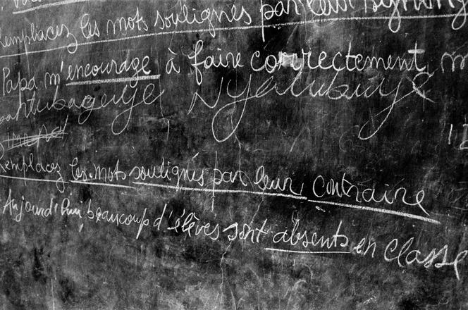 Dans une salle de classe de la mission des pères blancs, sanctuaire de Nyarabuyeau, au Rwanda, en 1996. Extrait de la série « Rwanda I : Itsembatsemba ».