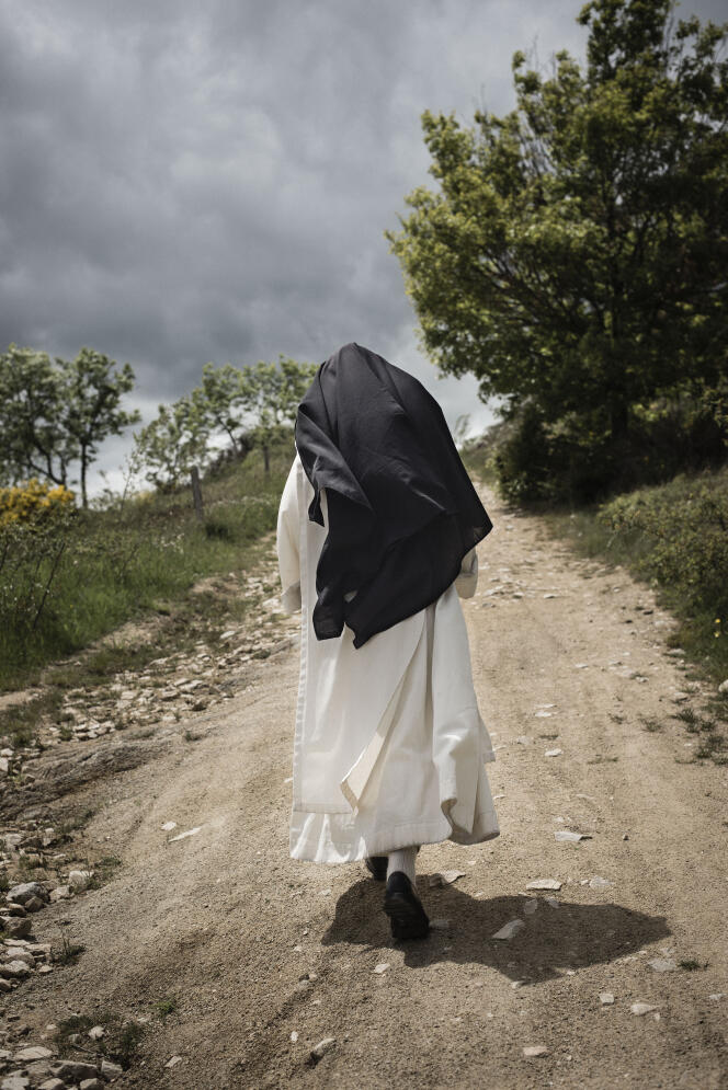 Sor Marie Ferréol, de la congregación de las Benedictinas del Espíritu Santo, que fue excluida de su comunidad por decreto de exclaustración sin motivo aparente.  En Cournols (Puy-de-Dôme), 22 de mayo de 2021. 