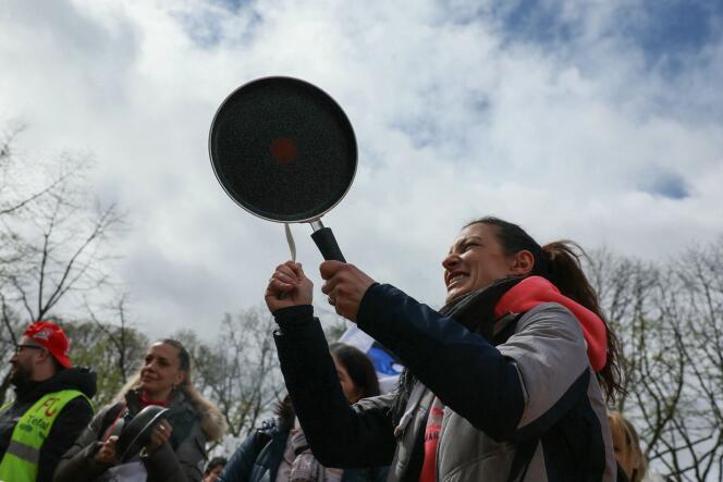 Des salariés de Seb manifestent devant l’Assemblée nationale, à Paris, le 3 avril 2024. 