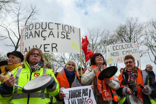 Empleados del grupo Seb, durante una manifestación contra un proyecto de ley destinado a prohibir las PFAS en Francia a partir de 2026, en París, el 3 de abril de 2024. 