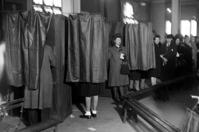 Dans un bureau de vote à Paris, le 13 novembre 1945. 