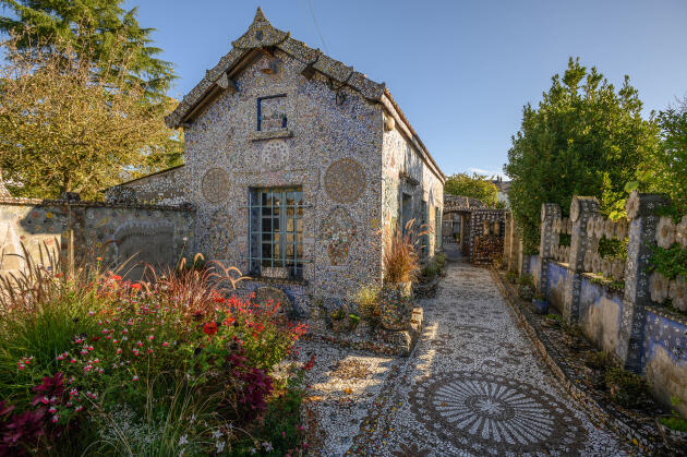 La maison Picassiette, à Chartres, a été entièrement couverte de mosaïques par son propriétaire, Raymond Isidore (1900-1964). 