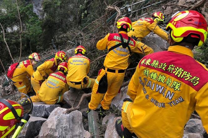 Los rescatistas buscan entre los escombros a personas atrapadas después del terremoto del 3 de abril, el 4 de abril de 2024, en Taiwán.