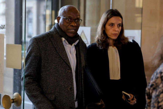Le médecin Sosthène Munyemana arrive avec son avocate Florence Bourg au palais de justice de Paris lors de son procès pour génocide et crimes contre l’humanité au Rwanda, le 14 novembre 2023.