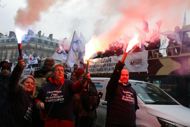 Lors d’une manifestation organisée par le syndicat Unité-SGP Police-FO pour protester contre le manque d’information sur l’organisation du travail pour sécuriser les Jeux olympiques, à Paris, le 10 janvier 2024.
