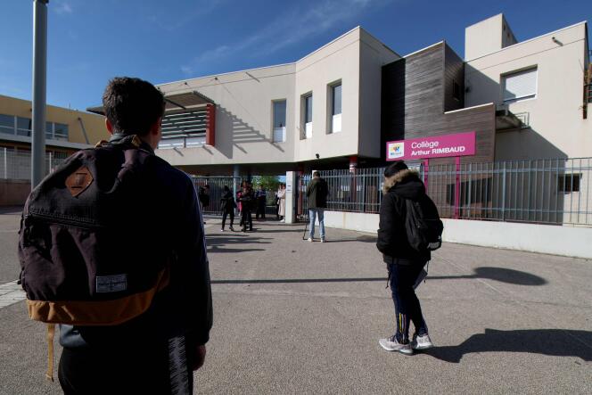 Frente a la entrada del colegio Arthur-Rimbaud, en Montpellier, el 4 de abril de 2024.