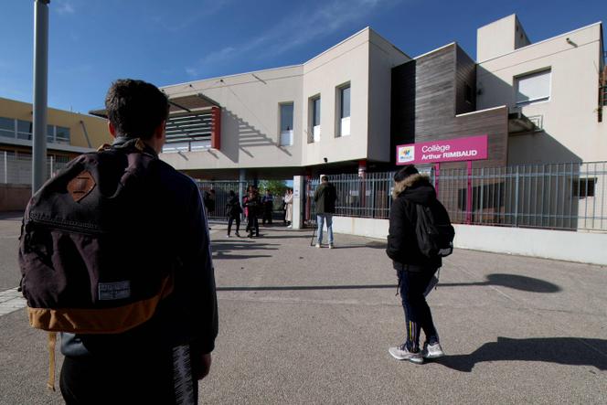 Devant l’entrée du collège Arthur-Rimbaud, à Montpellier, le 4 avril 2024.