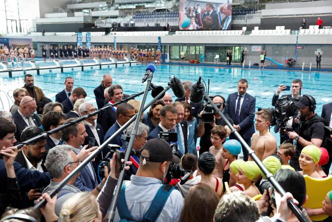 Emmanuel Macron, à la piscine olympique de Saint-Denis, le 4 avril 2024.