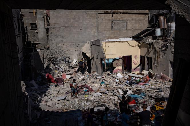 Mitglieder Der Familie Abu Draz Inspizieren Ihr Haus, Nachdem Es Von Einem Israelischen Luftangriff In Rafah, Südlicher Gazastreifen, Getroffen Wurde, Donnerstag, 4. April 2024. 
