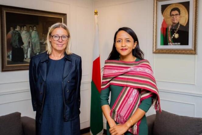 L’ambassadrice européenne Isabelle Delattre Burger et la ministre des affaires étrangères malgache, Rafaravavitafika Rasata, le 26 janvier 2024 à Antananarivo.